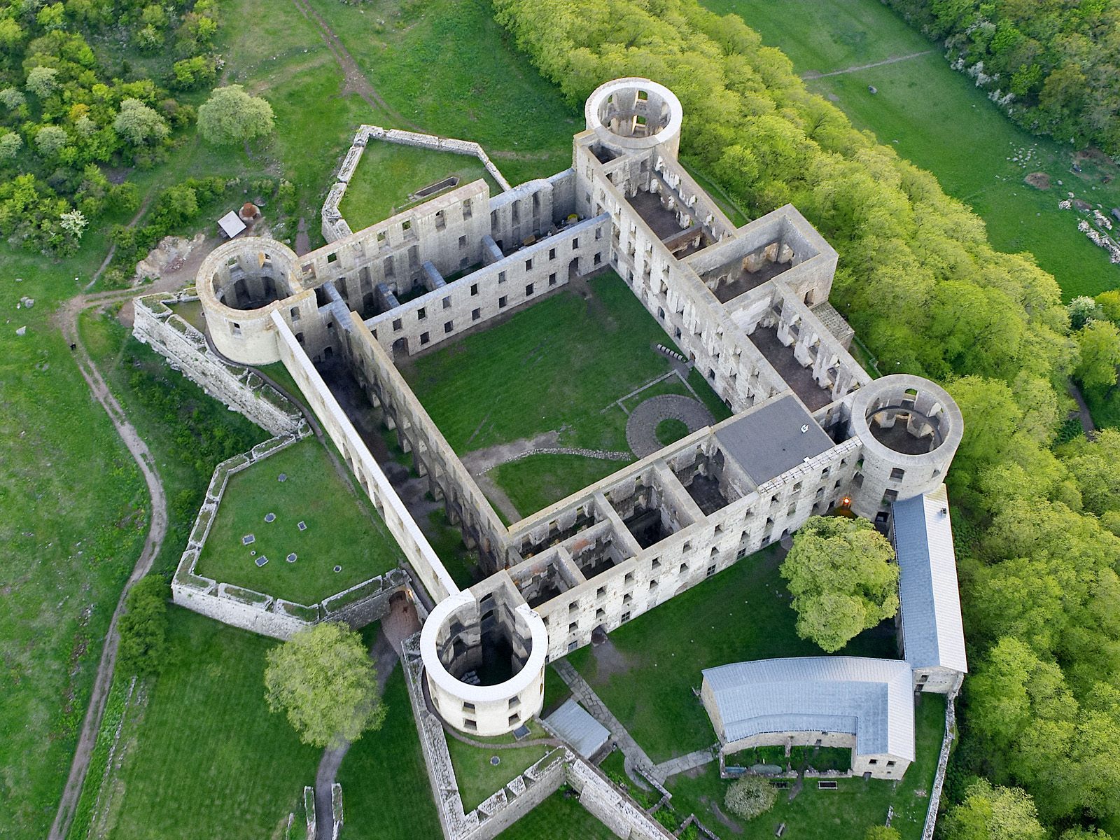 castle-ruins--borgholm----land--sweden
