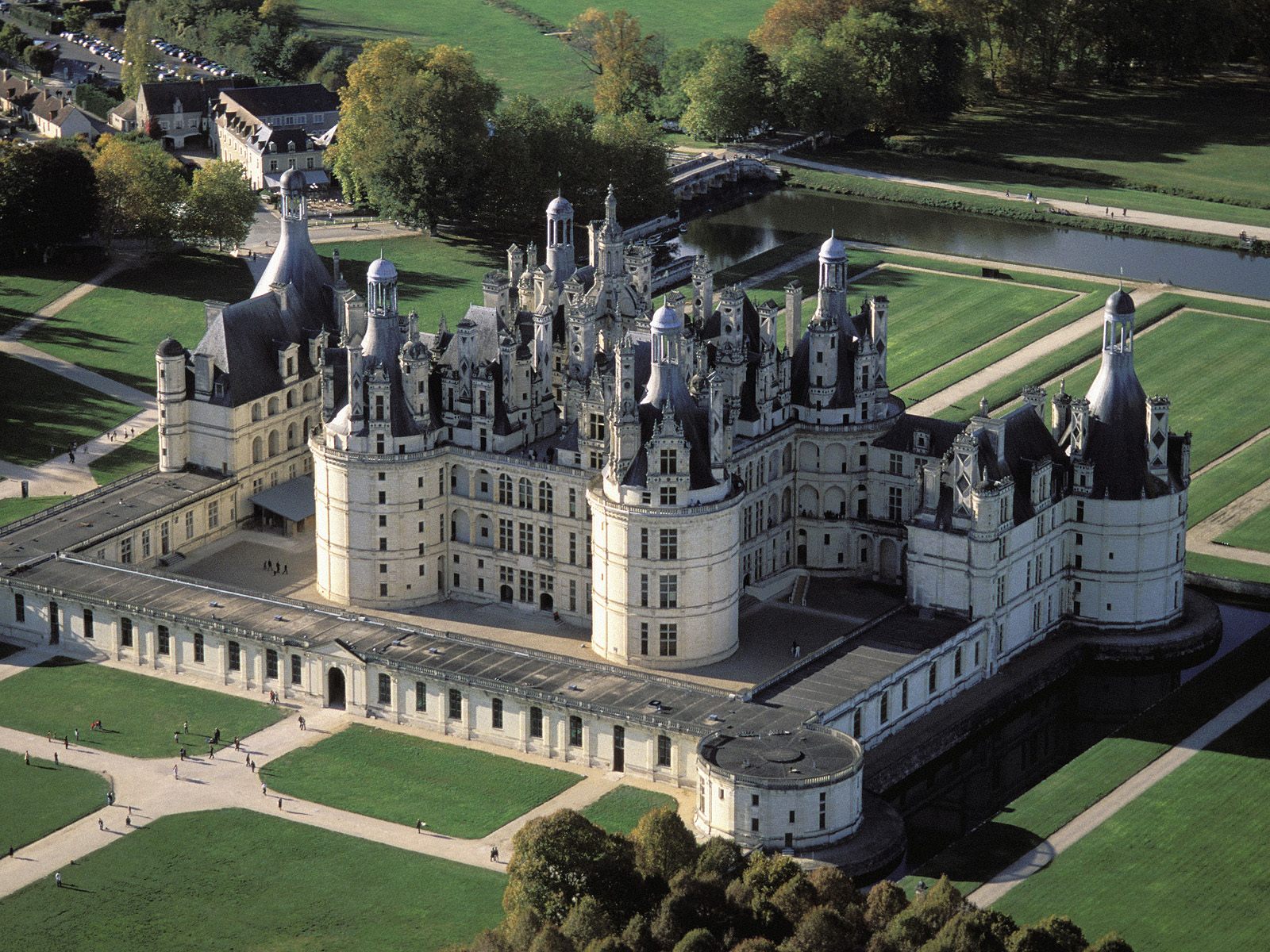 chambord-castle.-val-de-loire--france