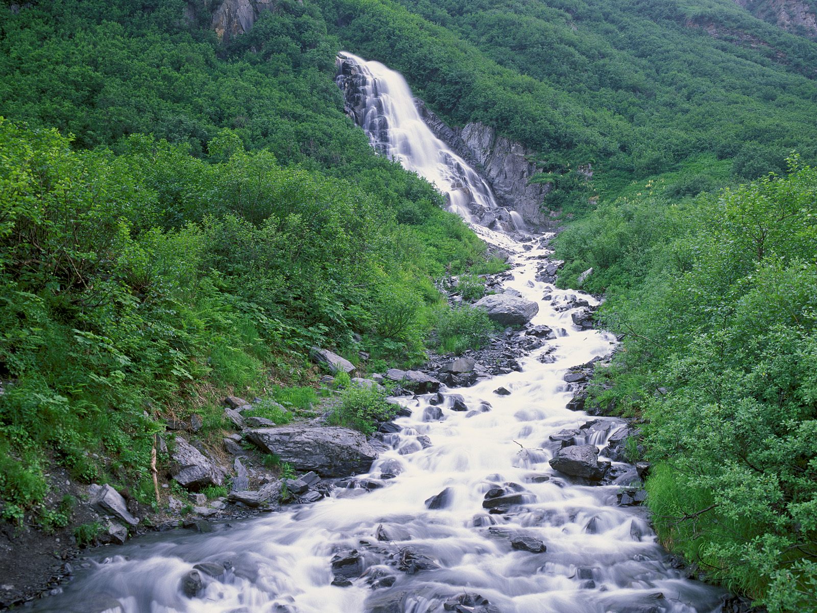 seasonal-waterfall--chugach-mountains--alaska